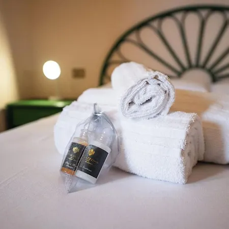 Smeraldo, Indipendente In Zona Residenziale A Traffico Limitato Con Giardino Privato E Veranda Al Coperto A Pochi Passi Dalla Casa vacanze *
