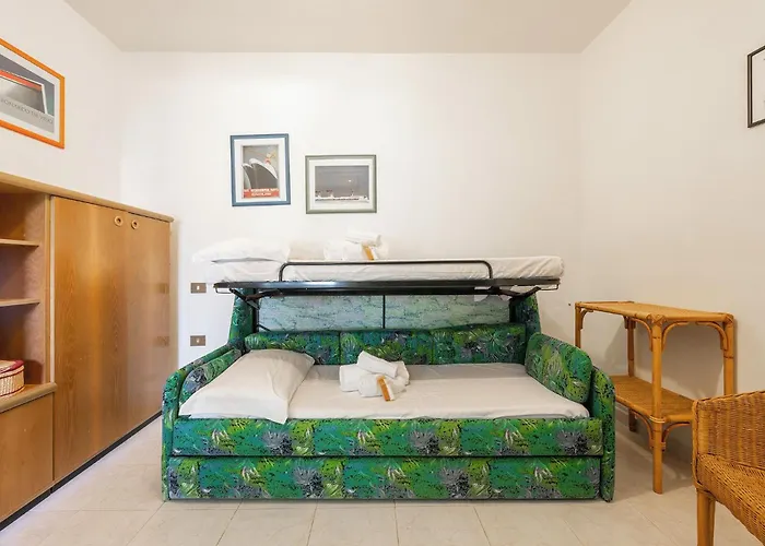 Smeraldo, Indipendente In Zona Residenziale A Traffico Limitato Con Giardino Privato E Veranda Al Coperto A Pochi Passi Dalla * Calasetta