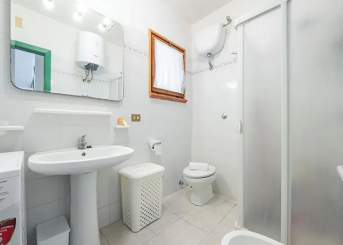 Casa vacanze Smeraldo, Indipendente In Zona Residenziale A Traffico Limitato Con Giardino Privato E Veranda Al Coperto A Pochi Passi Dalla Calasetta