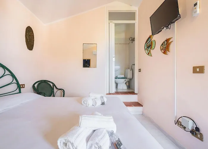 Smeraldo, Indipendente In Zona Residenziale A Traffico Limitato Con Giardino Privato E Veranda Al Coperto A Pochi Passi Dalla * Calasetta