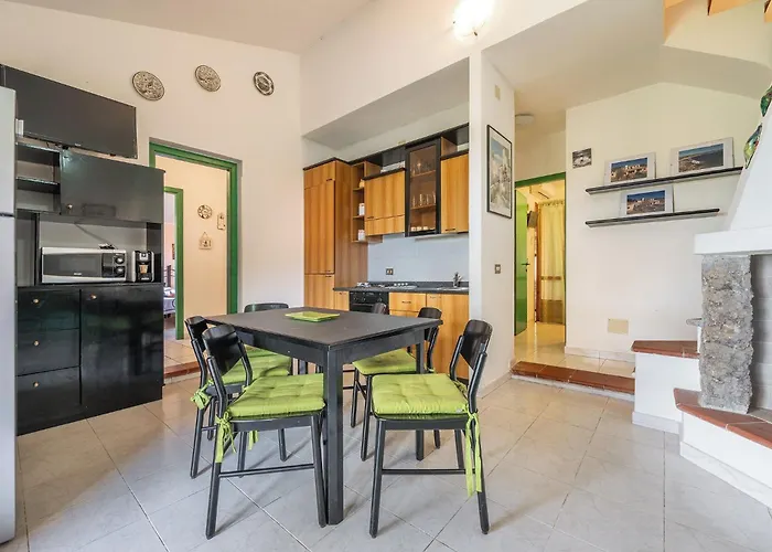 Smeraldo, Indipendente In Zona Residenziale A Traffico Limitato Con Giardino Privato E Veranda Al Coperto A Pochi Passi Dalla Casa vacanze *